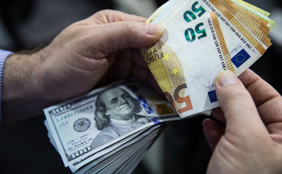 Đồng Euro gần ngang giá với USD lần đầu tiên trong 20 năm qua Vnfinance