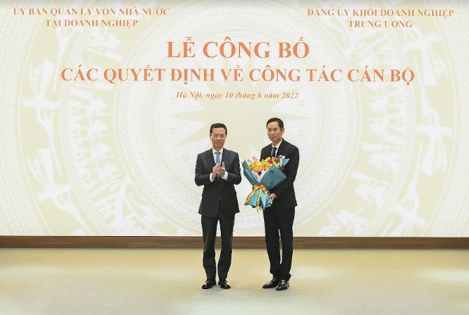 Bộ trưởng Bộ Thông tin và Truyền thông Nguyễn Mạnh Hùng tặng hoa chúc mừng Chủ tịch HĐTV MobiFone Nguyễn Hồng Hiển.