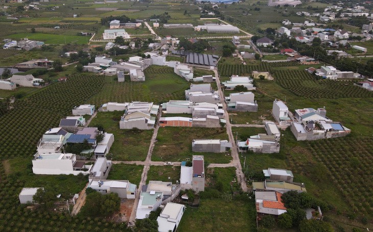 Một khu dân cư tự phát hình thành trên các thửa đất chuyển đổi mục đích sai phạm ở TP Phan Thiết, tỉnh Bình Thuận. Ảnh: Tuổi Trẻ