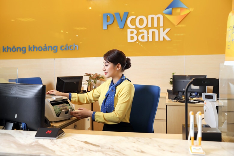 pvcombank-phuc-vu-giao-dich-tai-quay-den-chieu-30-tet-Vnfinance