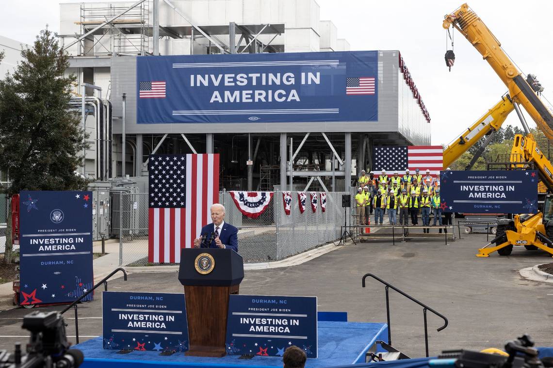 Tổng thống Joe Biden phát biểu tại Bắc Carolina về chủ đề đầu tư vào Mỹ, đánh giá cao dự án nhà máy sản xuất ô tô điện của VinFast đang triển khai tại bang này. (Ảnh: News Observer)