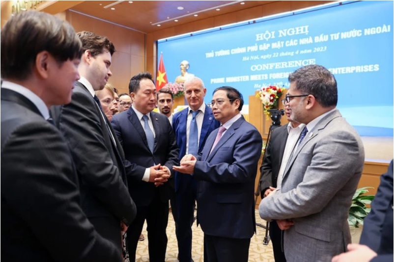 Thủ tướng Phạm Minh Chính trao đổi với các nhà đầu tư, các doanh nghiệp bên lề Hội nghị.