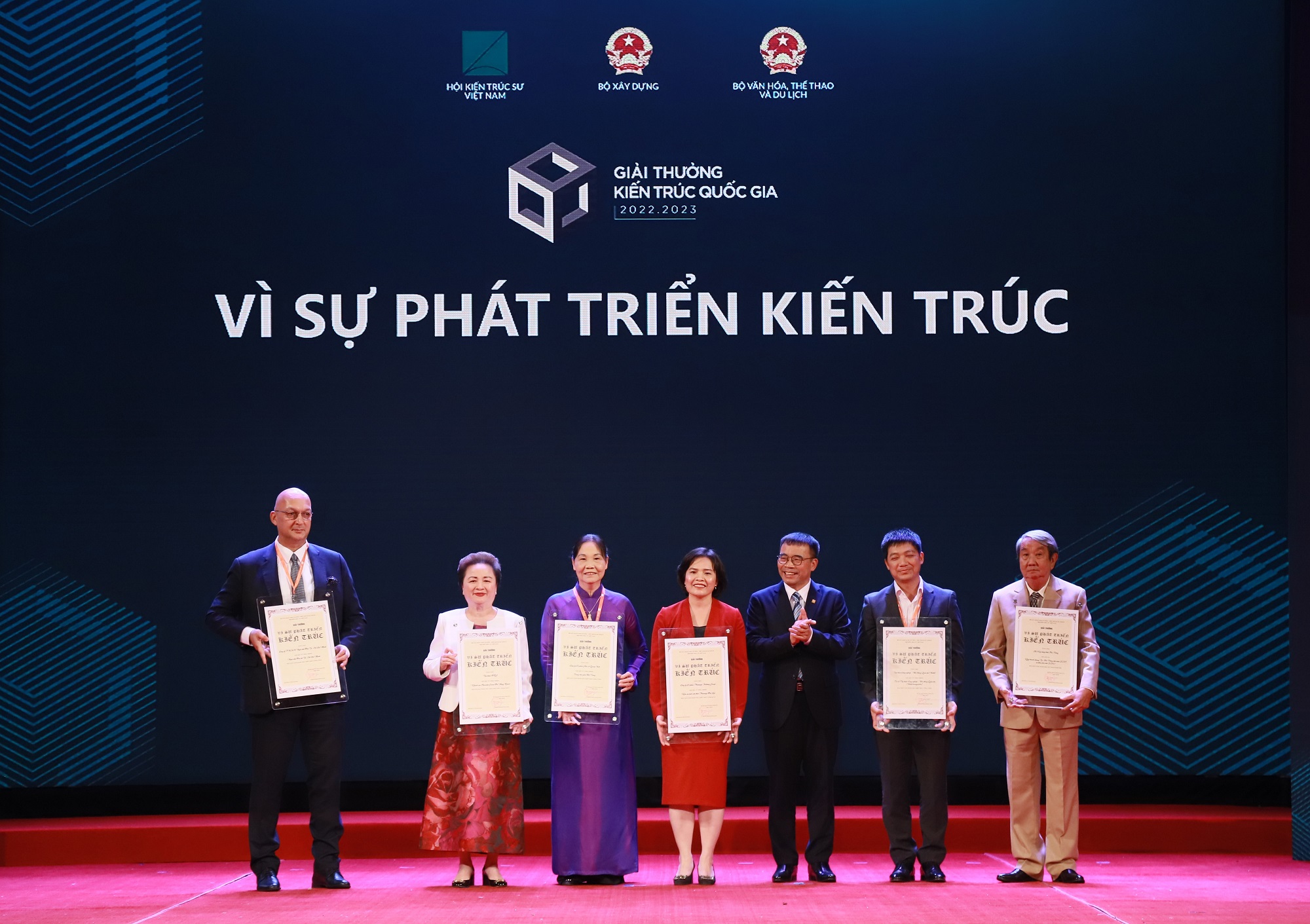 Madame Nguyễn Thị Nga (đứng thứ hai, từ trái sang), Chủ tịch Tập đoàn BRG nhận giải thưởng “Vì sự phát triển Kiến trúc”