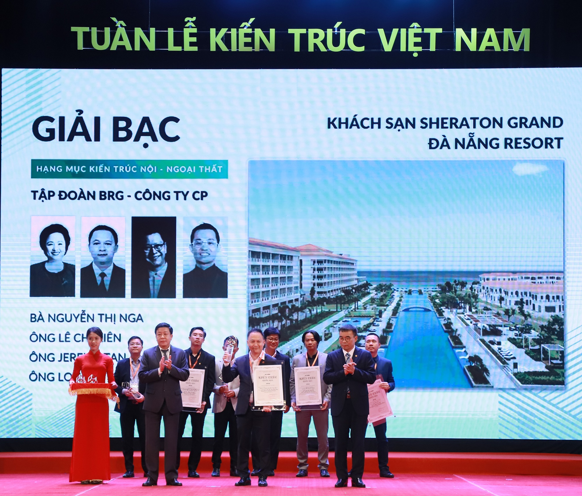 Đại diện Tập đoàn BRG nhận giải thưởng “Kiến trúc nội – ngoại thất”  cho tổ hợp Khách sạn Sheraton Grand Đà Nẵng Resort