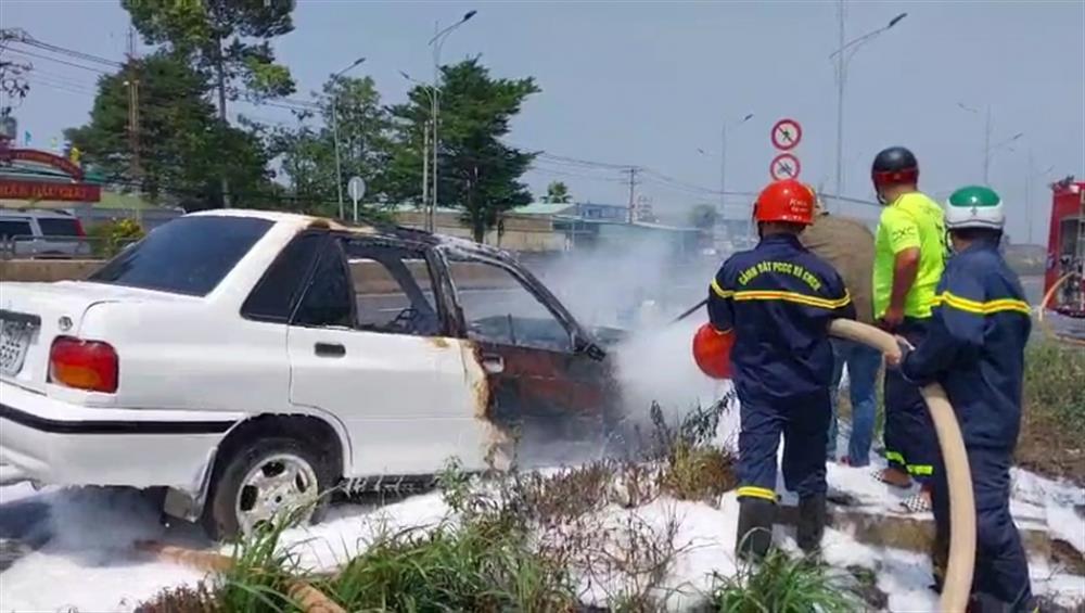 Lực lượng Cảnh sát phòng cháy, chữa cháy và cứu nạn, cứu hộ nhanh chóng dập lửa khi ô tô đang bốc cháy.