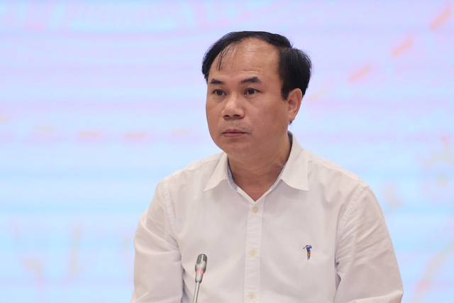 Thứ trưởng Bộ Xây dựng Nguyễn Văn Sinh trả lời báo chí tại họp báo Chính phủ thường kỳ tháng 5 -
