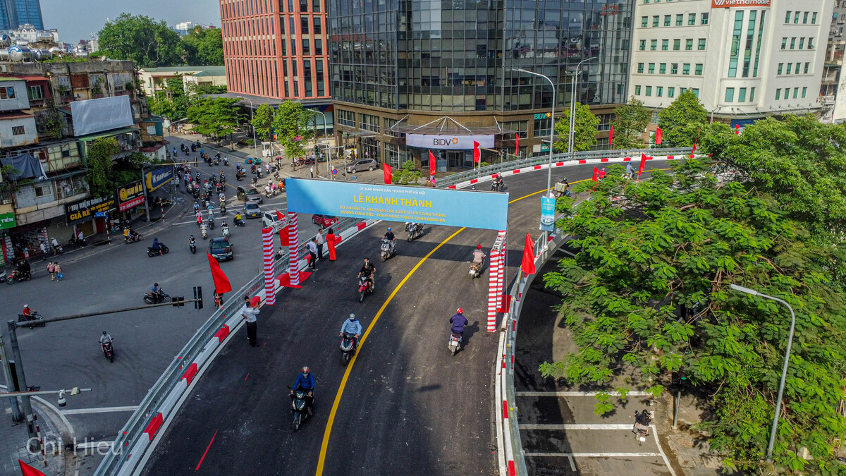 Cầu vượt tại nút giao thông đường Chùa Bộc - Phạm Ngọc Thạch là một trong những công trình giao thông trọng điểm của Thành phố Hà Nội giai đoạn 2016 - 2020. Đồng thời nhằm giải quyết tình trạng ùn tắc giao thông tại một trong những nút giao đông đúc và sầm uất nhất của Thành phố.