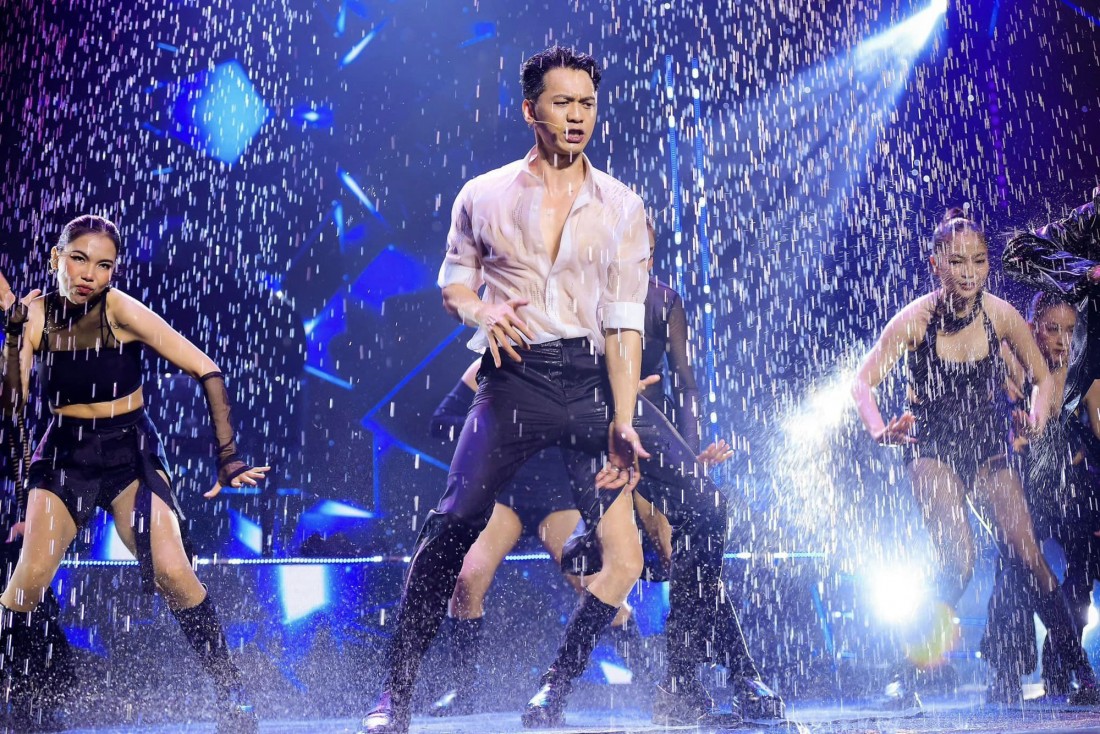 Chủ tịch ACB Trần Hùng Huy là nhân vật “gây bão mạng” sau màn nhảy hát dưới mưa tại gala kỷ niệm 30 năm thành lập công ty.