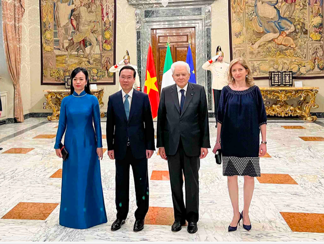Chủ tịch nước Võ Văn Thưởng cùng Phu nhân và Tổng thống Italia Sergio Mattarella cùng con gái chụp ảnh chung. (Ảnh: TP)