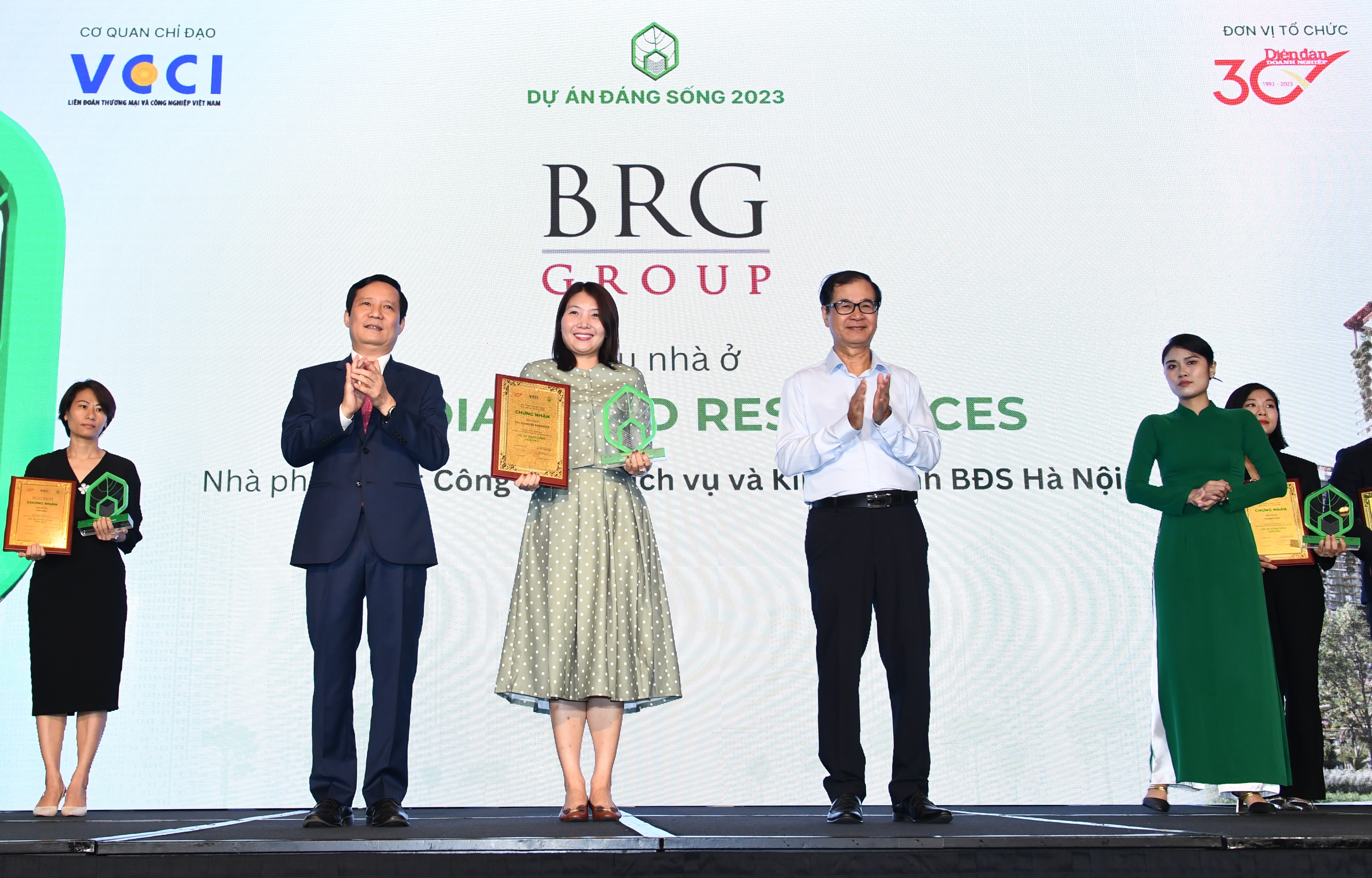 Đại diện Tập đoàn BRG nhận giải thưởng “Dự án đáng sống năm 2023” cho tổ hợp căn hộ cao cấp The Diamond Residence.