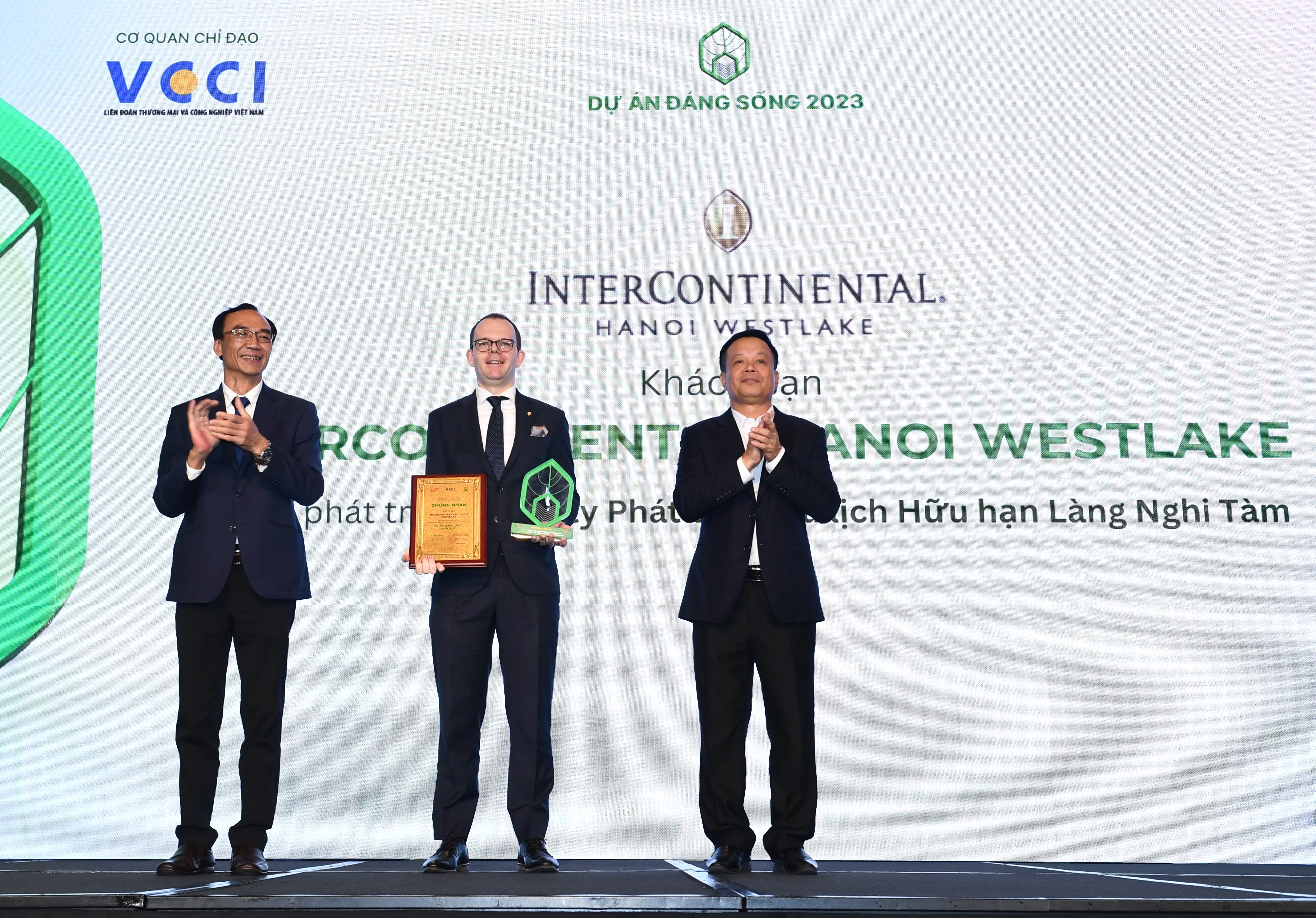 Đại diện Tập đoàn BRG nhận giải thưởng “Dự án Đáng trải nghiệm năm 2023” cho Khách sạn InterContinental Hanoi Westlake.