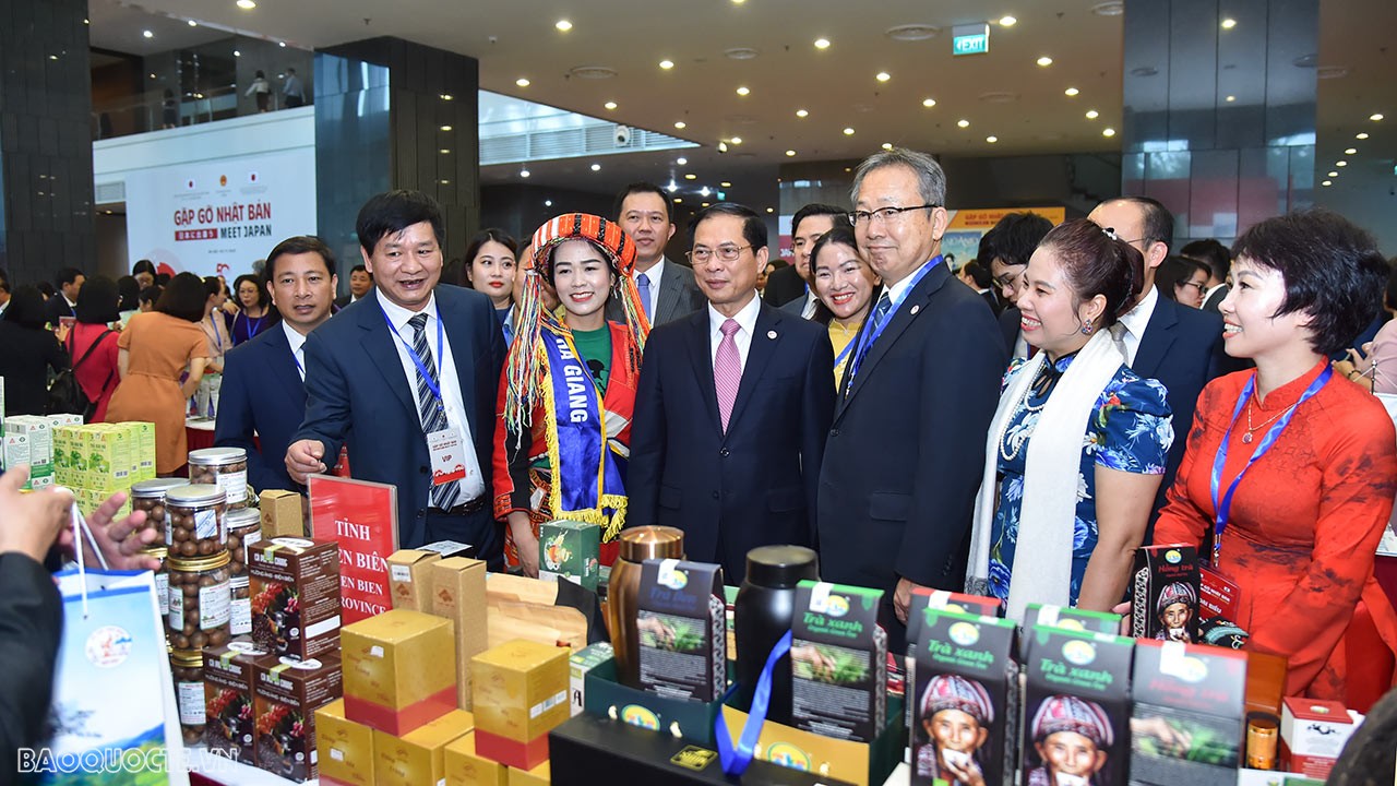 Bộ trưởng Ngoại giao Bùi Thanh Sơn và đại biểu tham quan các gian hàng trưng bày sản phẩm tiêu biểu Việt Nam - Nhật Bản. (Ảnh: Tuấn Anh)