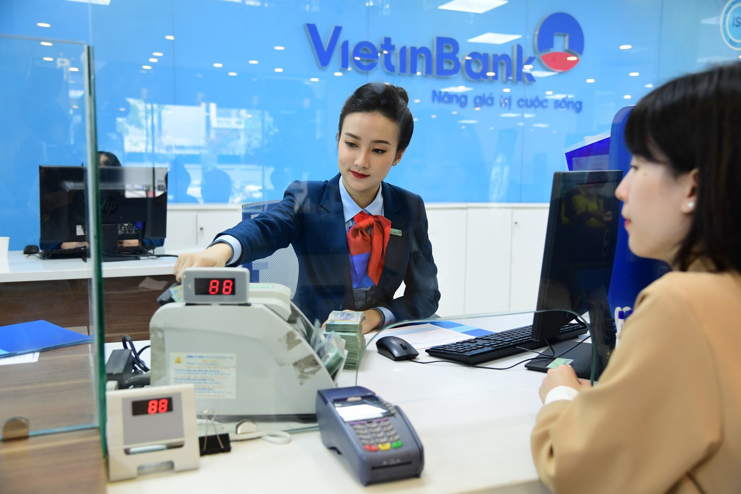 Tin ngân hàng ngày 28/12: VietinBank tiếp tục giảm lãi suất huy động