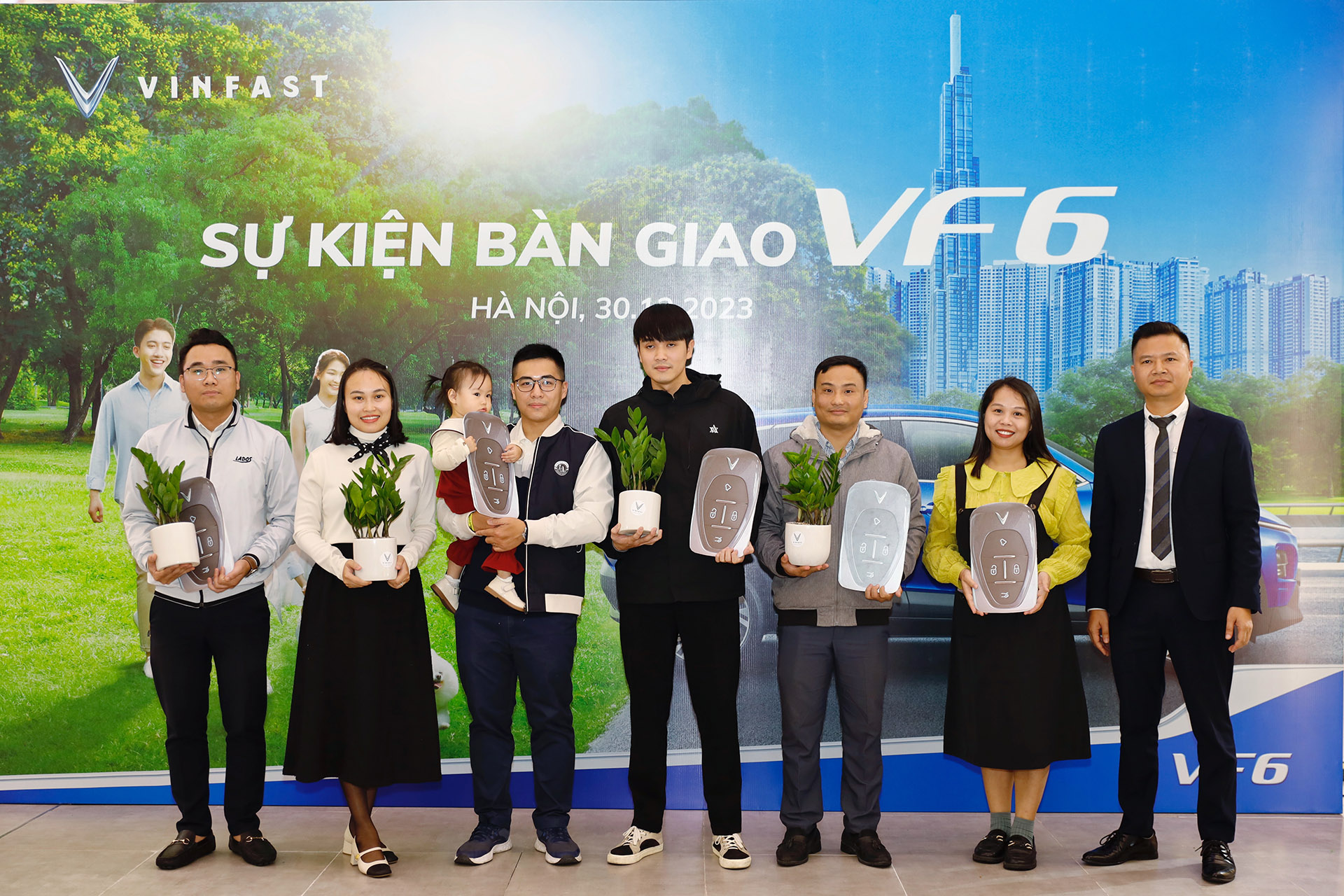 Đại diện VinFast tặng quà cho những khách hàng đầu tiên nhận VF 6 tại Hà Nội