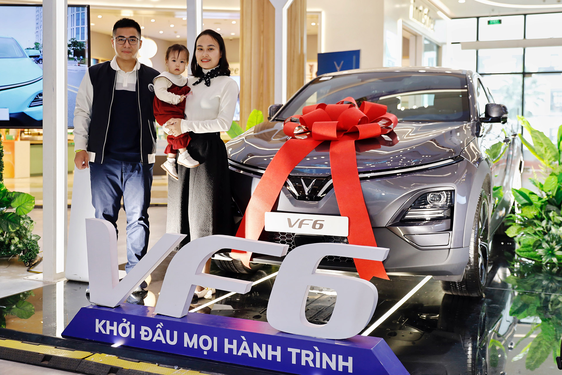 Gia đình anh Nguyễn Anh Tú là một trong những khách hàng đầu tiên nhận xe VF 6 tại Hà Nội