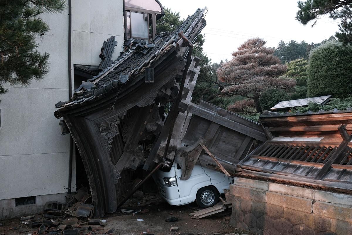 Trận động đất đã phá hủy nhiều tài sản, khiến ít nhất 30 người thiệt mạng, khoảng 62.000 người nhận lệnh sơ tán.