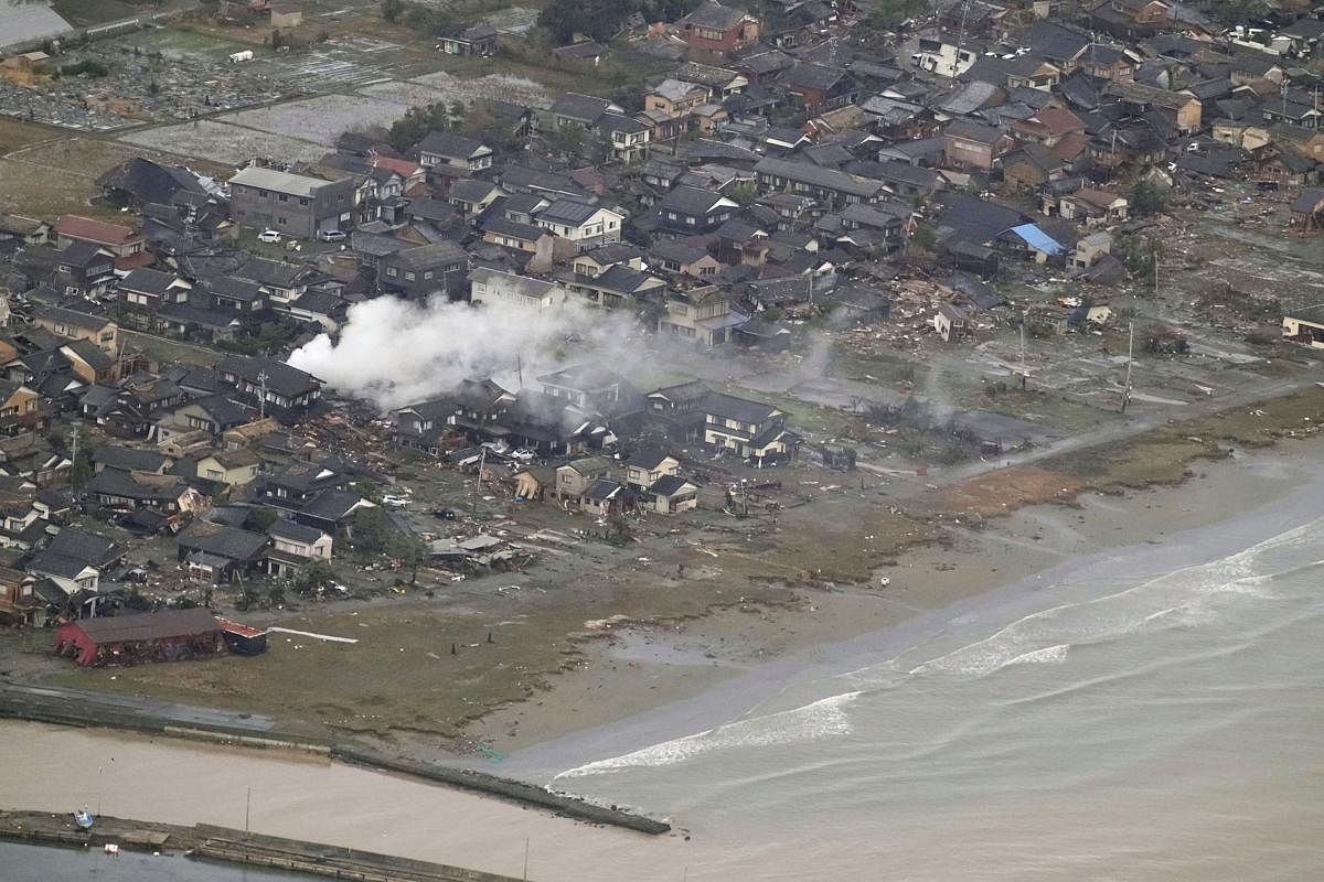 Cảnh báo sóng thần cho toàn bộ khu vực rộng lớn dọc theo biển Nhật Bản đã được dỡ bỏ vào sáng 2/1, sau khi cơn sóng cao nhất (khoảng 1,2 m) ập đến cảng Wajima vào đêm trước đó.