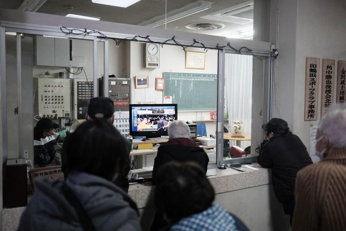 Người dân phải trú ẩn trong một phòng tập thể dục ở Nanao (tỉnh Ishikawa). 