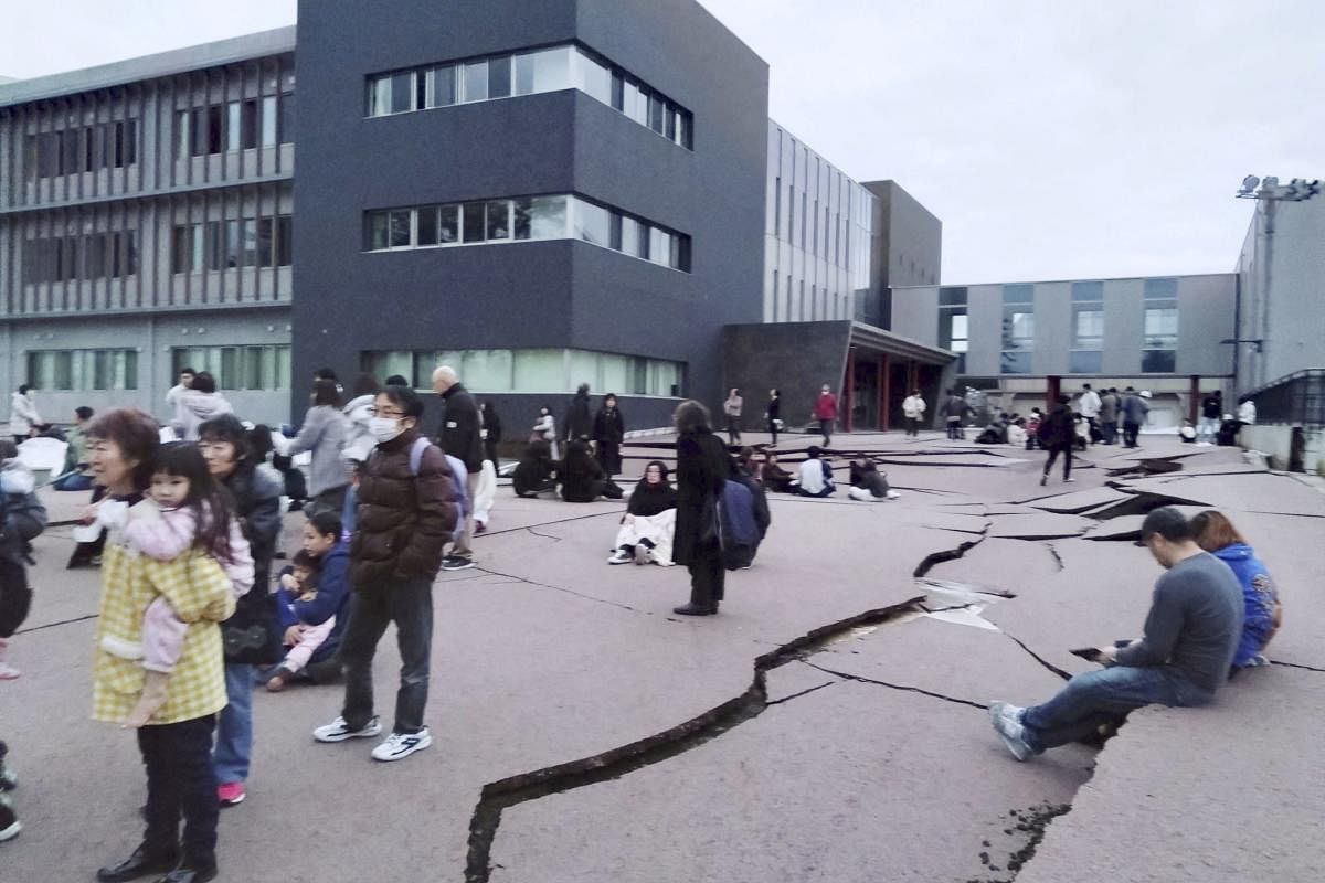 Đường phố ở Wajima xuất hiện nhiều vết nứt sau trận động đất.
