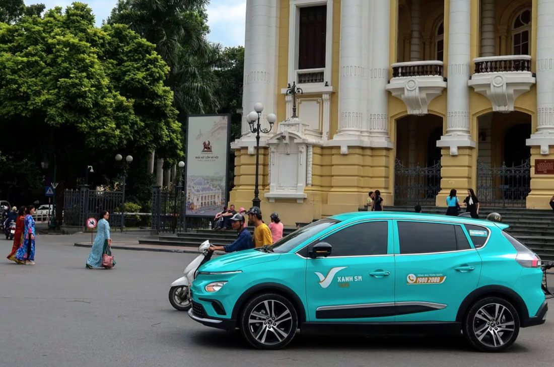 Một chiếc taxi điện VinFast do nhà điều hành đội xe Green SM có trụ sở tại Việt Nam vận hành được chụp tại Hà Nội, Việt Nam, ngày 10 tháng 10 năm 2023. REUTERS/Thịnh Nguyễn Đạt 