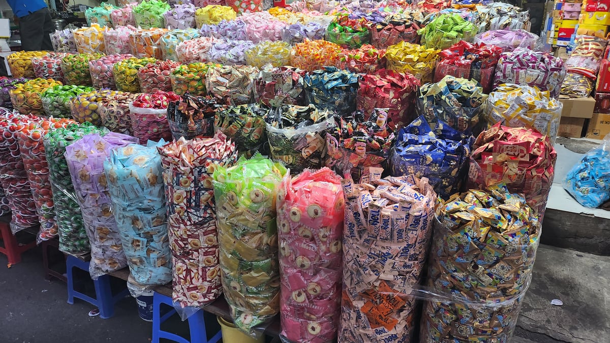 Hàng trăm mẫu bánh kẹo bán theo kg đựng trong bao nilon cỡ lớn không rõ nguồn gốc xuất xứ. Ảnh Trịnh Anh