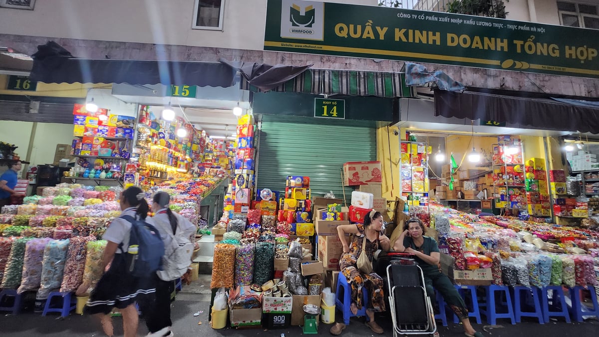 Thủ phỉ bánh kẹo bán theo kg - phố Hàng Chiếu, hà Nội. Ảnh Trịnh Anh