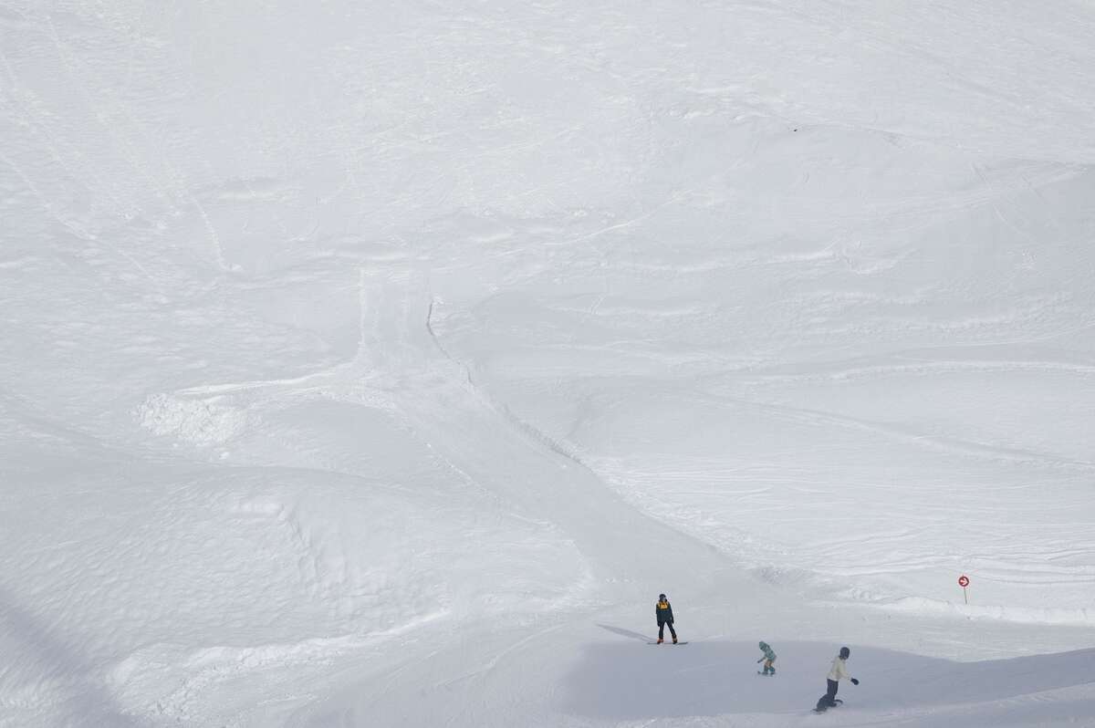 Những người trượt ván tận hưởng một ngày trên núi Hafelekar gần Innsbruck, Áo, ngày 28/12. (Ảnh: Reuters)