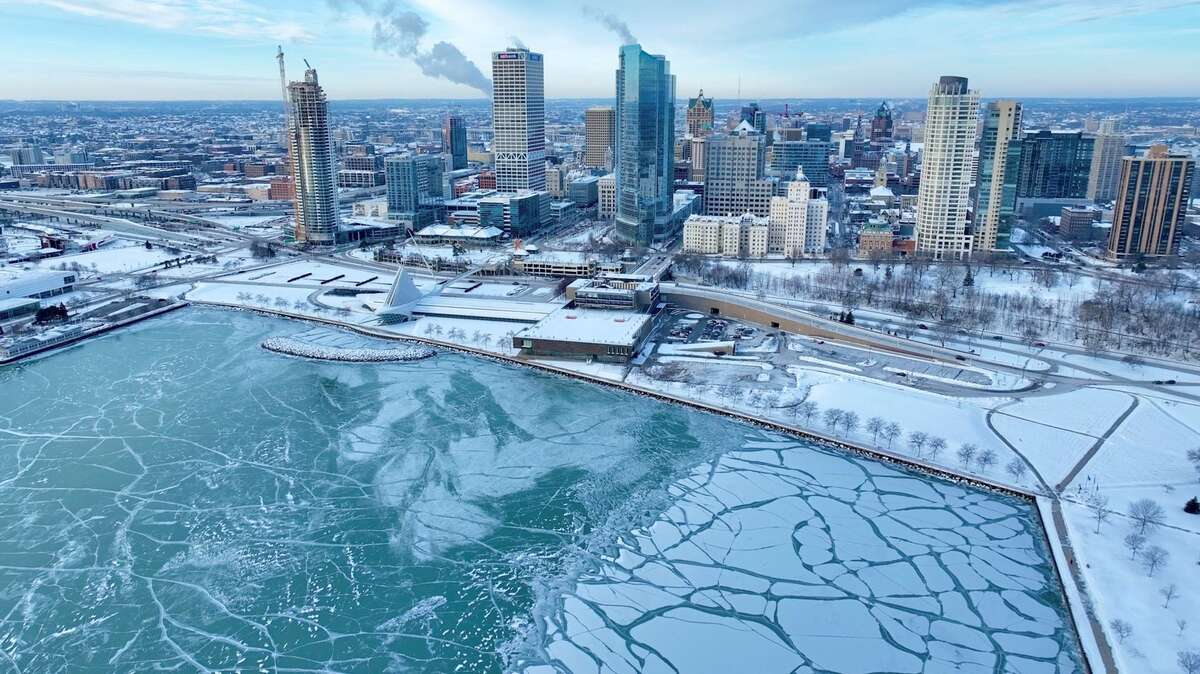 Quang cảnh từ trên cao của trung tâm thành phố phủ đầy tuyết ở Milwaukee, bang Wisconsin, Mỹ ngày 18/1. (Ảnh: Reuters)