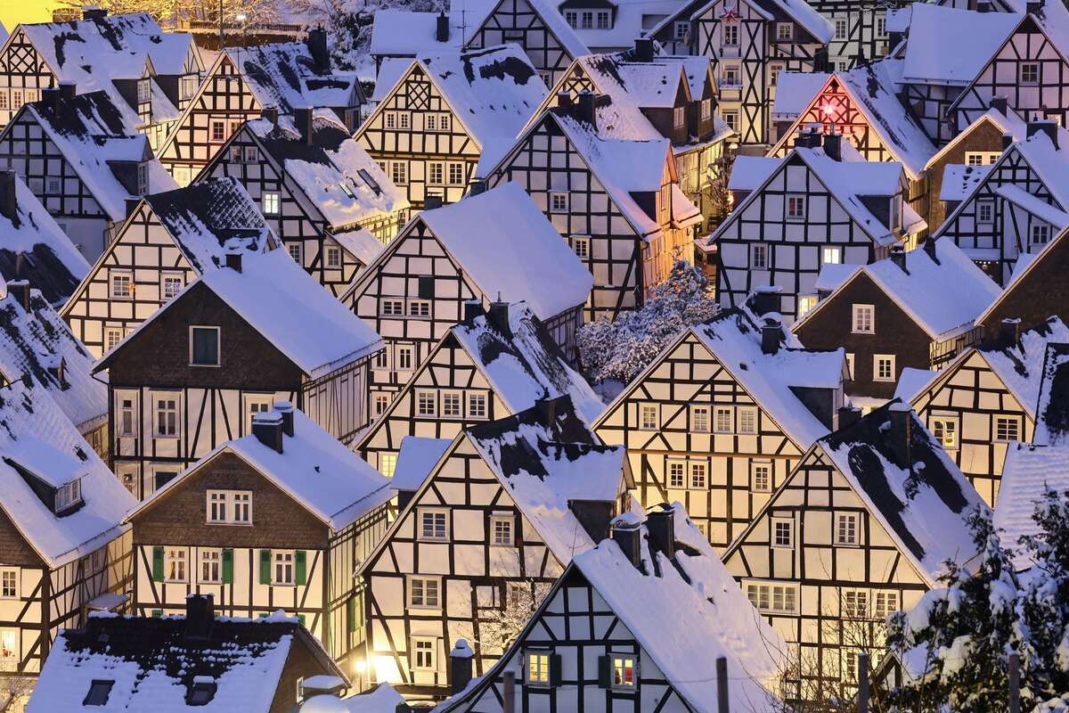 Tuyết bao phủ những mái nhà khu Alter Flecken với những ngôi nhà nửa gỗ từ thế kỷ 17 ở trung tâm bang liên bang North Rhine-Westphalia gần thành phố Siegen, Đức, ngày 19/1. (Ảnh: Reuters)
