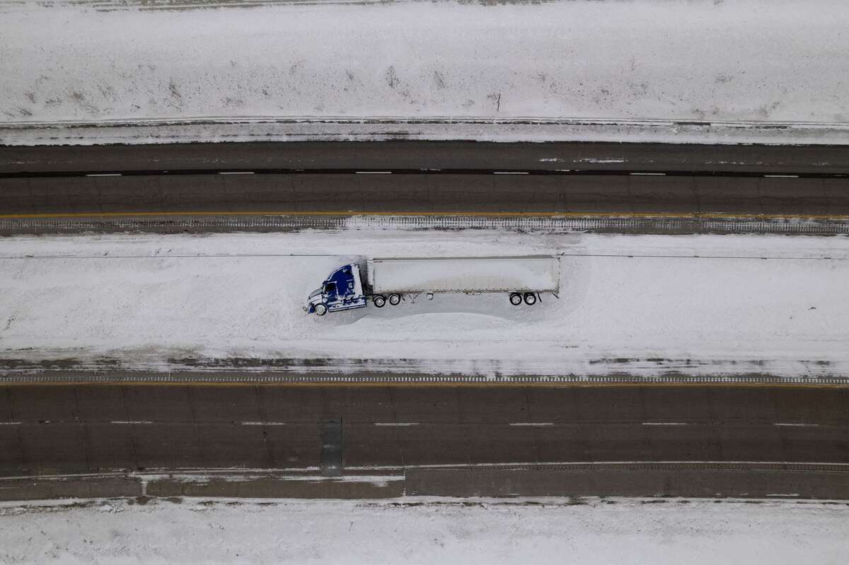Một chiếc xe tải rơ moóc bị lật nằm và mắc kẹt giữa nhiệt độ dưới 0, gần Van Meter, Iowa, ngày 15/1. (Ảnh: Reuters)