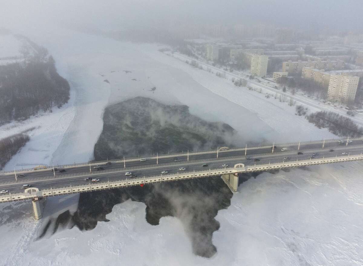 Ô tô chạy trên cầu bắc qua sông Irtysh ở Omsk, Nga, ngày 7/12. (Ảnh: Reuters)