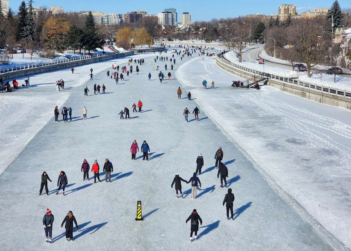 Đường trượt băng Rideau Canal dài 7,8km bị đóng băng. Sân trượt băng tự nhiên lớn nhất thế giới mở cửa trở lại lần đầu tiên sau hai năm tại Ottawa, Canada ngày 21/1. (Ảnh: Reuters)