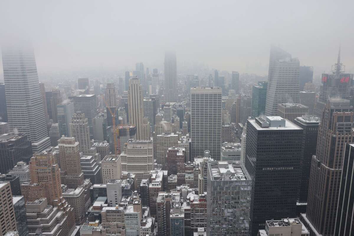Tuyết bao phủ các mái nhà trên bầu trời Manhattan trong đợt tuyết rơi đầu tiên sau hơn 700 ngày tại Thành phố New York, Mỹ, ngày 16/1. (Ảnh: Reuters)