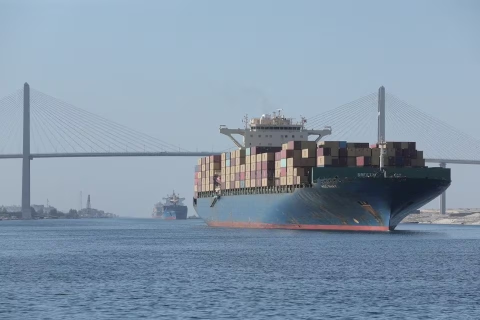 Lưu lượng hàng hóa vận chuyển qua kênh đào Suez giảm 45%