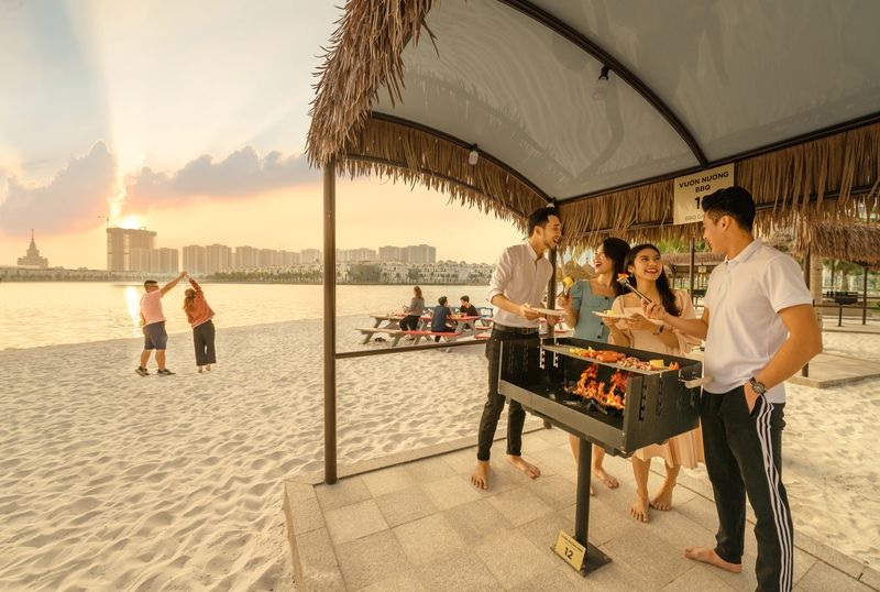 “Bãi biển” trong xanh ngay trong lòng Thủ đô không chỉ thu hút cư dân mà còn cả nhiều khách du lịch.