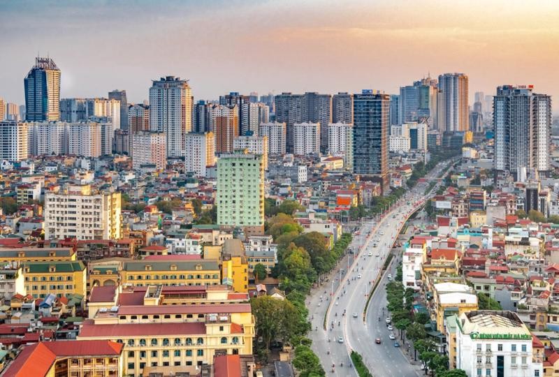 Chuyên gia Nguyễn Quốc Anh cho rằng, tốc độ đô thị hóa của Hà Nội đang là khoảng 51%, đồng nghĩa mỗi năm Hà Nội cần khoảng 70.000 căn hộ để giải bài toán nhà ở cho người lao động. Nhưng thực tế, nguồn cung đổ ra thị trường quá khiêm tốn so với nguồn cầu. Ông Quốc Anh dự đoán, trong năm nay, giá căn hộ chung cư còn tiếp tục tăng. 