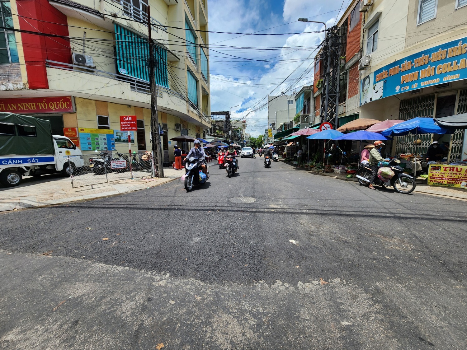 Nhà thầu thi công thảm mặt đường nhưng mí nối còn nguyên, vật liệu thiếu thành phần hạt nhỏ.