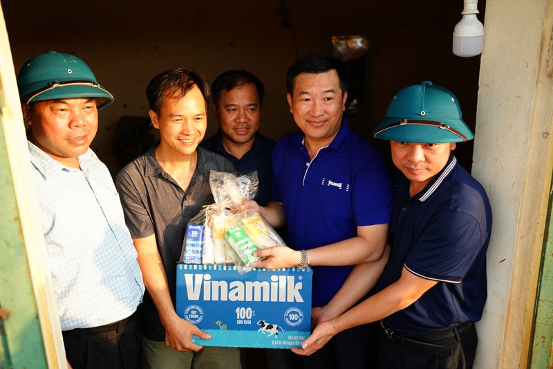 Vinamilk hỗ trợ cho nhiều hộ dân trong vùng ngập lụt kéo dài ở ngoại thành Hà Nội