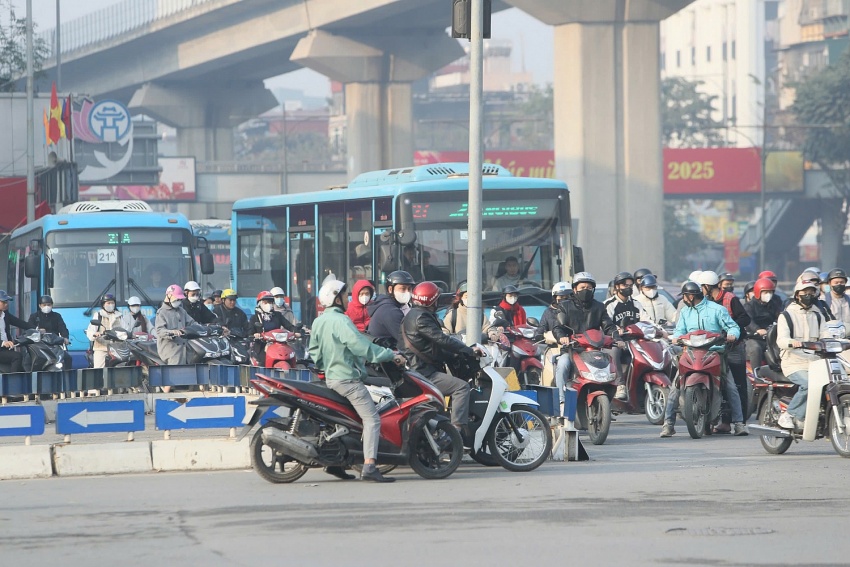 Một số trường hợp vẫn cố tình vi phạm. Theo nghị định mới, nhiều hành vi, nhóm hành vi được tăng nặng mức xử phạt. Như hành vi vượt đèn đỏ với người điều khiển ôtô sẽ bị xử phạt 18 triệu đồng - 20 triệu đồng, với xe máy sẽ là 4 triệu đồng - 6 triệu đồng...