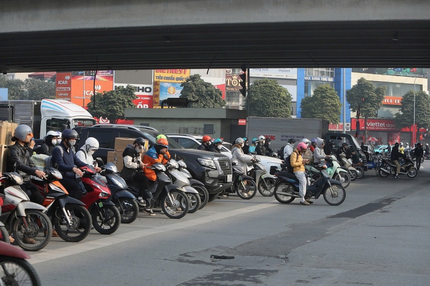 Cùng với việc tăng cường xử lý vi phạm, lực lượng CSGT Hà Nội sẽ đẩy mạnh công tác tuần tra, kiểm soát và triển khai nhiều hoạt động tuyên truyền để nâng cao ý thức chấp hành luật giao thông của người dân. Những biện pháp đồng bộ này không chỉ nhằm giảm thiểu các vụ tai nạn giao thông mà còn hướng tới xây dựng một môi trường giao thông an toàn, văn minh.