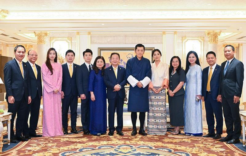 3. Quốc vương Bhutan cùng Hoàng hậu chụp ảnh cùng Tập đoàn T&T Group và Ngân hàng SHB