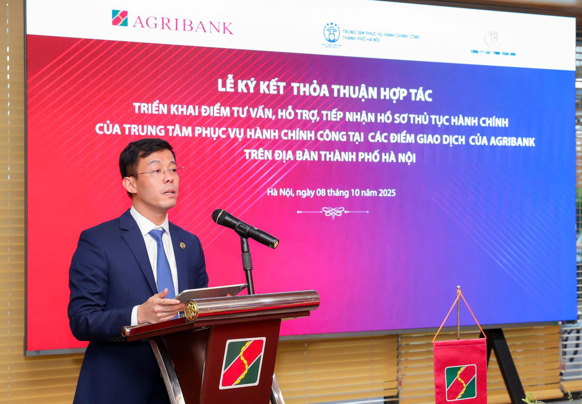 nh 4 - Ông Cù Ngọc Trang - Giám đốc Trung tâm Phục vụ Hành chính công Thành phố Hà Nội phát biểu tại lễ ký kết
