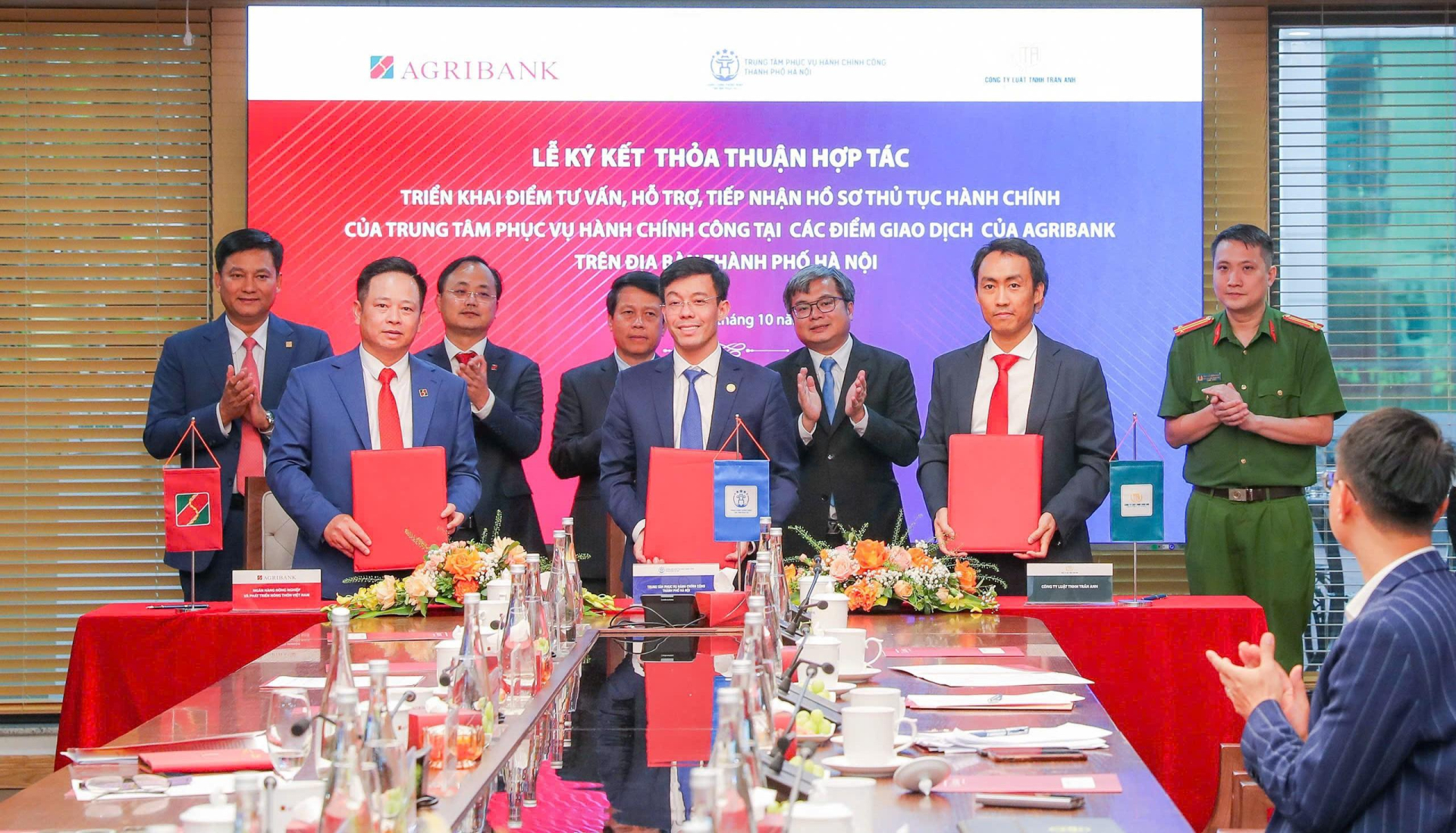 nh 5 - Đại diện 3 bên (Agribank - TTPVHCC - Công ty Luật TNHH Trần Anh) ký kết Thỏa thuận hợp tác