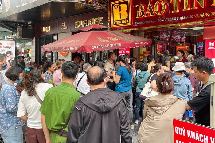 Giá vàng biến động, vì sao nhiều người lỗ nặng?- Ảnh 1.