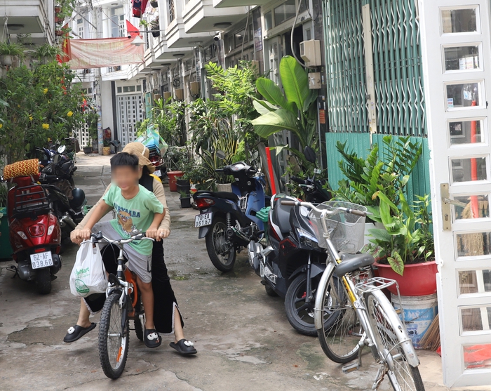 Hơn 40 hộ dân tại địa chỉ 161/152, khu phố 5, đường Tô Ngọc Vân, phường Thạnh Xuân (Quận 12, TPHCM) sống trong nỗi lo nhà bị cưỡng chế tháo dỡ