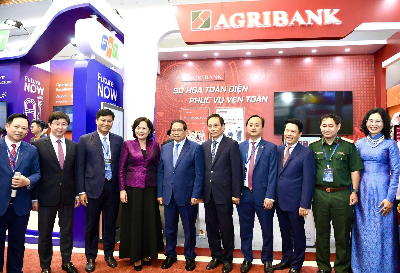 Thủ tướng Chính phủ Phạm Minh Chính, Thống đốc NHNN Nguyễn Thị Hồng chụp ảnh lưu niệm với Ban lãnh đạo Agribank IMG_8114
