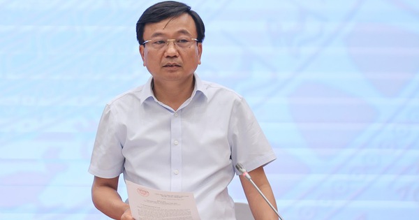 Thứ trưởng Bộ Xây dựng Nguyễn Danh Huy thông tin tới báo chí về phương án bỏ giấy phép xây dựng đối với các công trình, nhà ở của người dân - Ảnh: VGP/Nhật Bắc