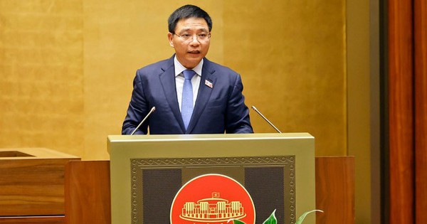 Bộ trưởng Bộ Tài chính Nguyễn Văn Thắng trình bày báo cáo. (Ảnh: TTXVN)