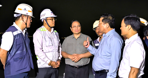 Thủ tướng Phạm Minh Chính trao đổi với các đơn vị liên quan tại công trường cầu Nhơn Trạch - vành đai 3
