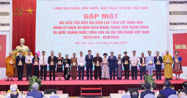 Lãnh đạo Đảng, Nhà nước trao tặng biểu trưng kỷ niệm và quà cho doanh nhân Đỗ Quang Hiển (thứ 3 từ bên phải qua) cùng các đại biểu vì đã có những thành tích xuất sắc trong công tác an sinh xã hội, hỗ trợ cộng